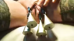 Озабоченная SexyMaike прищепки цепляют на пизду