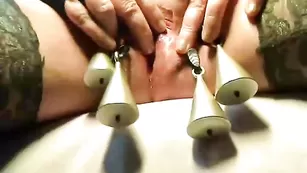 Озабоченная SexyMaike прищепки цепляют на пизду
