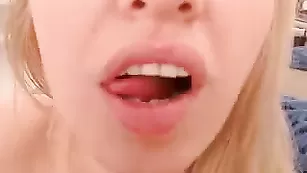 Сочная блонда SweetAislin мастурбирует киску