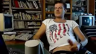 Marvel354 Быстренько передернул и кончил на себя