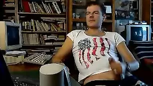 Marvel354 Быстренько передернул и кончил на себя