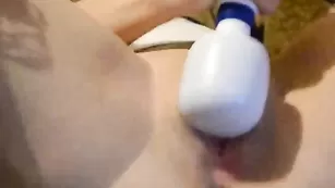 WiredPussyy ласкает свою киску вибрирующей игрушкой