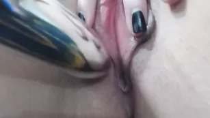 AlluringAli25 Развлекается с киской и 2 дилдо крупным планом