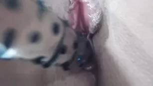 AlluringAli25 Развлекается с киской и 2 дилдо крупным планом