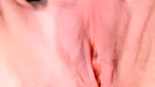 Сверх-чувствительная Romanticka  жадно теребит свой клитор