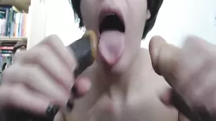 Грудастая сучка AlluringAli25 облизывает дилдо