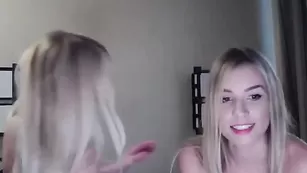 Безупречная killer__tits раздевается на пару с подругой