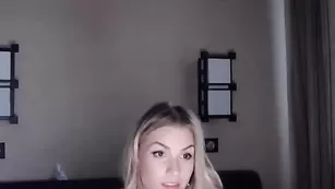 Блистательная killer__tits ласкает упругие сиськи