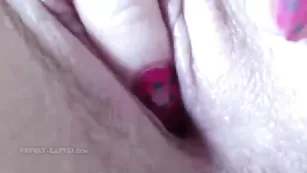 Очаровательная Veronamoore ласкает небольшие сиськи