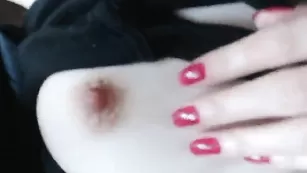 Очаровательная Veronamoore ласкает небольшие сиськи