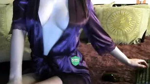 Влажная девочка EleghantGrace дрочит обе дырочки