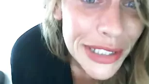 Грудастая мамка robynbanks дрочит пизду