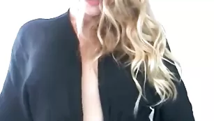 Грудастая мамка robynbanks дрочит пизду