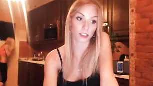 Похотливая killer__tits обнажается с подружкой