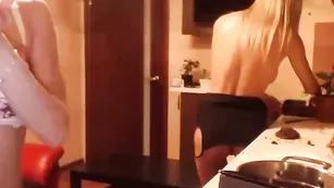 Пикантная нимфа killer__tits обнажается с подружкой