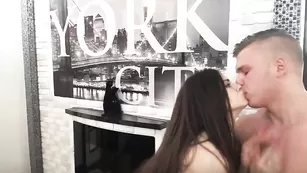 Украинская брюнетка раздевается перед парнем sexolymp1an