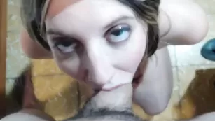 Красивая девка глубоко сосет хуй carlandhisobedientkitty