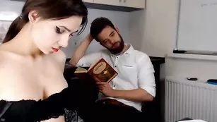 Симпатичная neverthelessers мастурбирует вагину