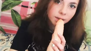 Малолетка AvaStrike трахает пизду самотыком