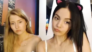 Лесбиянки FLATWHITE ласкают друг друга