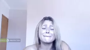 Шлендра melissa_sucre мастурбирует пизду и стонет