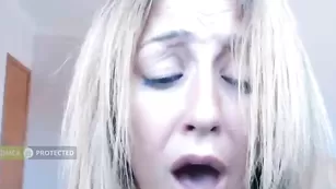 Шлендра melissa_sucre мастурбирует пизду и стонет