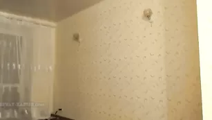 Женщина-кошечка Vderde ласкает писю