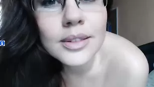 Красотка в очках UCHILKA позирует голой