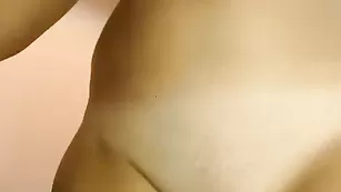 Загорелая блондинка Sexy_Orbita лежит голой на кровати