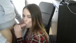 Молодая деваха wearethebestinthissite глубоко сосет