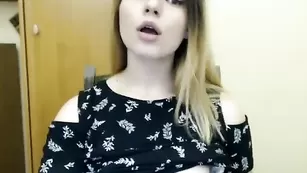 Блонда familiar_stranger ласкает соски