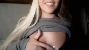 Красотка Ladyfreyja мнет сиси