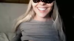 Красотка Ladyfreyja мнет сиси