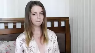 Симпатичная малышка _avrora_ трахает пизду вибратором