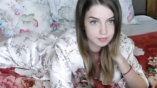 Симпатичная малышка _avrora_ трахает пизду вибратором