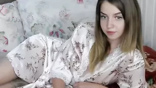 Симпатичная малышка _avrora_ трахает пизду вибратором