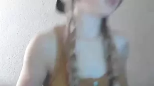 Смазливая малолетка Nancy333 ласкает красивые сиськи