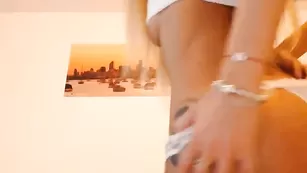 Блонда secretgoddess0 шалит со страпоном