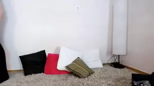 Блонда Kimberhot танцует в чулках