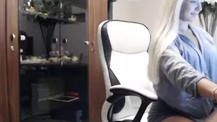 Блонда innocent_doll1 через трусы ласкает клитор