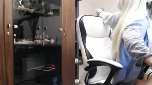 Блонда innocent_doll1 через трусы ласкает клитор