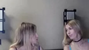 Лесбиянки Killer__tits позируют в трусиках