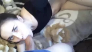 Дамочка tipforfun сосет большой хуй