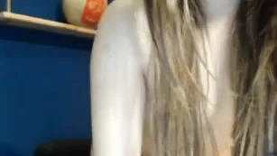 Русская Sweetpuss96 показывает сиськи