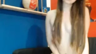 Русская Sweetpuss96 показывает сиськи
