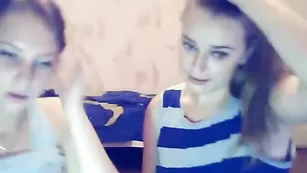 Две дамы SexyKittyShow показывают сиськи