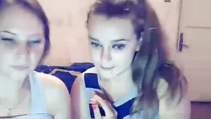 Две дамы SexyKittyShow показывают сиськи