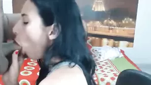 Мадам LatinCouple92 стоит на коленях
