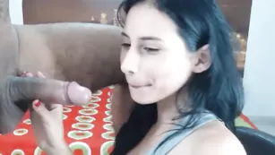 Мадам LatinCouple92 стоит на коленях