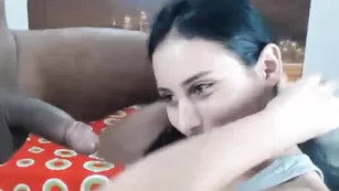 Мадам LatinCouple92 стоит на коленях